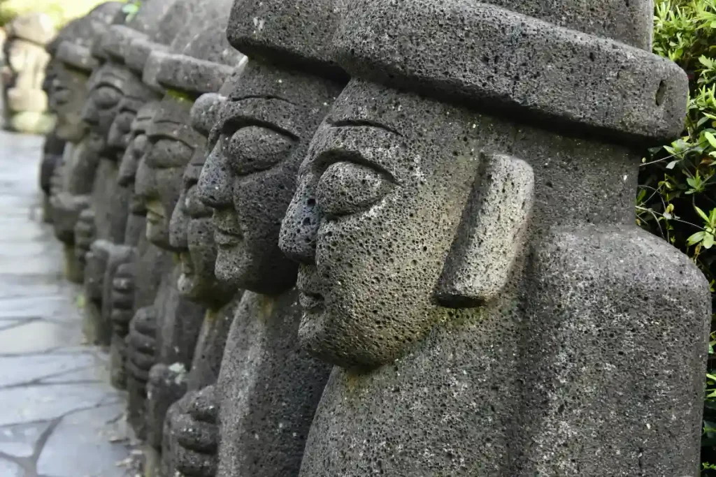 DOM HÄR GUBBARNA SES ÖVERALLT PÅ JEJU. INGEN VET VAR DE KOMMER IFRÅN, MEN DE KALLAS DOL HARBANG.