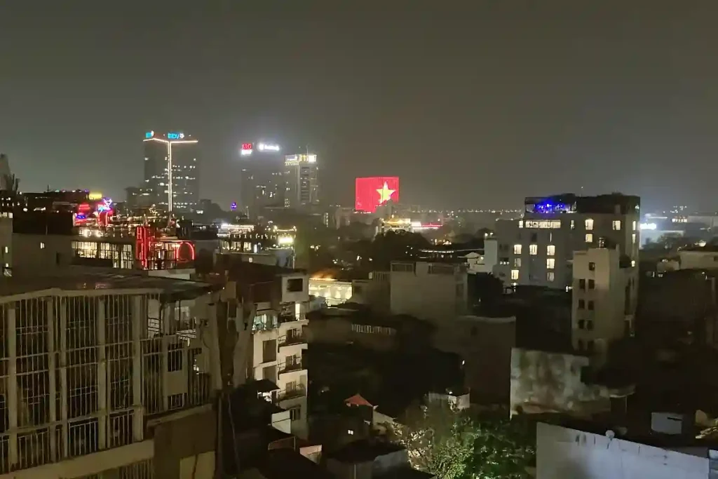 SAIGON BY NIGHT 2. LÄGG MÄRKE TILL FASTADBELYSNINGEN.