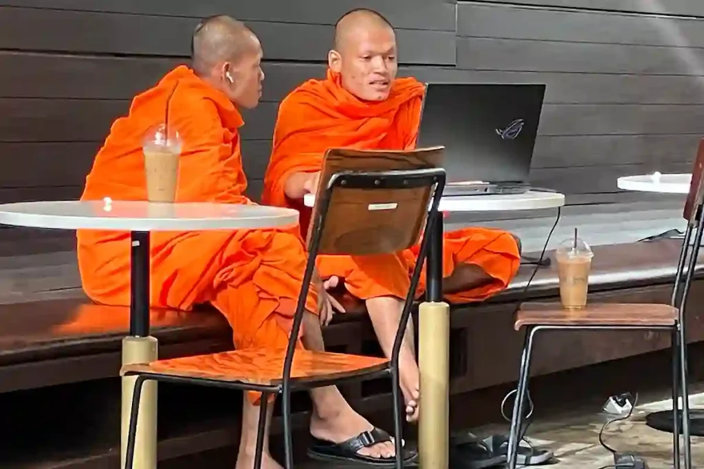 NÅGOT ÄLDRE MUNKAR PÅ KAFÉ.