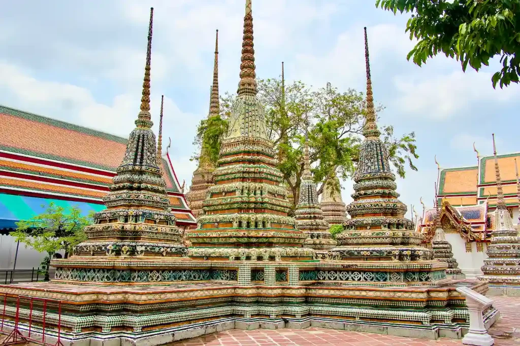 STUPAS, DE FÖRSTA SOM MÖTER BESÖKAREN.