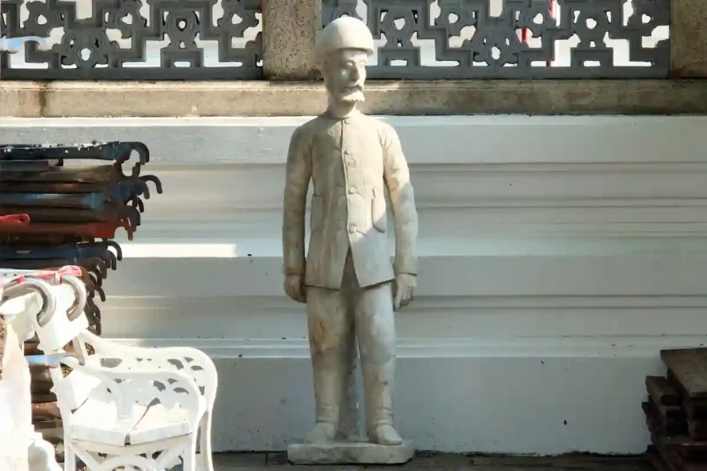 MUSTASCHPRYDD MAN I ENGELSK UNIFORM.