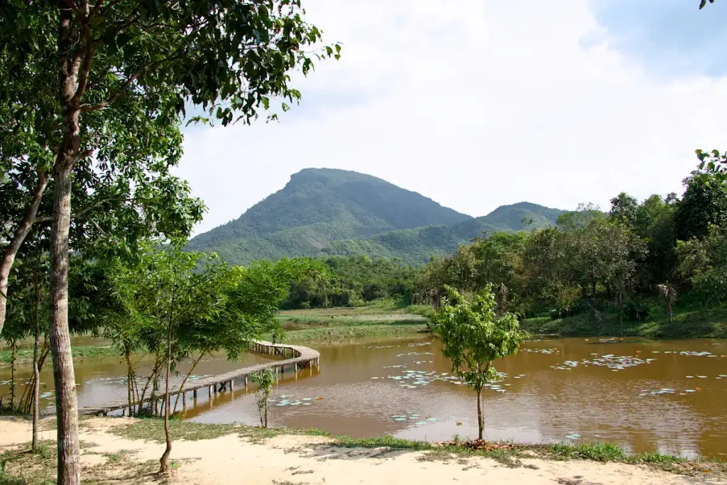 DETTA BERG ANSÅG CHAMFOLKET VARA HELIGT, LIKSOM VATTEN SOM KOM DÄRIFRÅN.