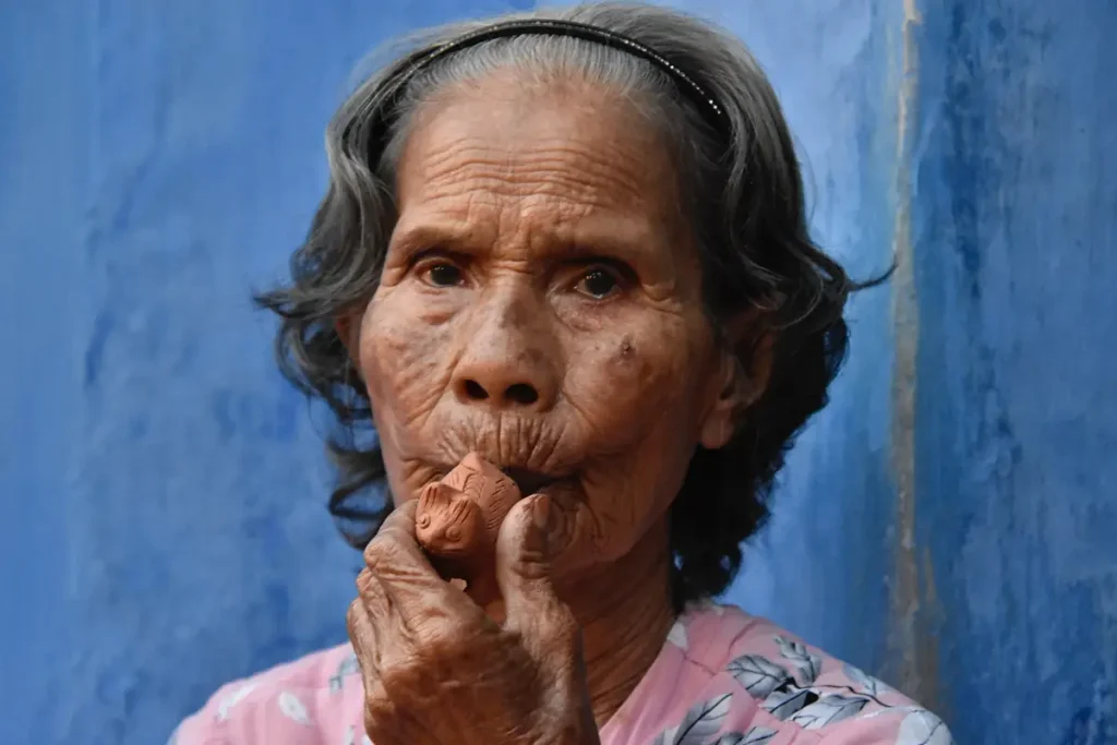 KVINNAN SÄLJER EN LITEN LERGÖK.