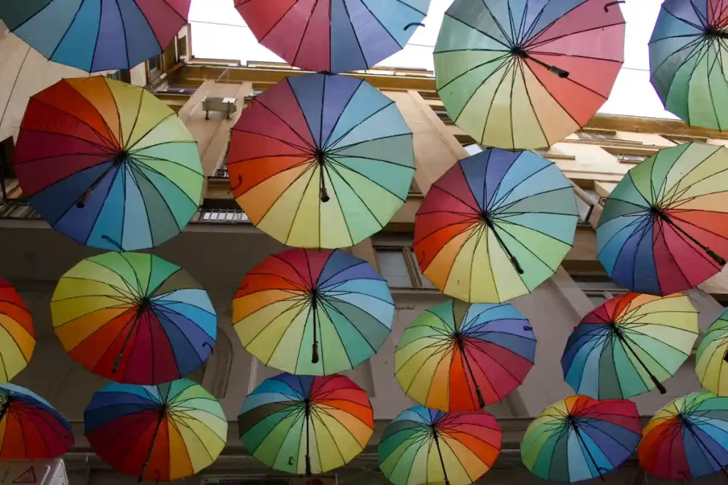 EN LITEN GRÄND VAR TÄCKT AV FÄRGGLADA PARAPLYER