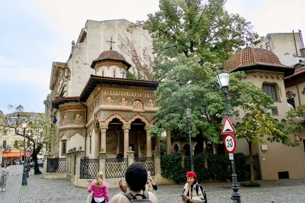 EN LITEN VACKER KYRKA SOM URSPRUNGLIGEN VAR DEL AV ETT KLOSTER