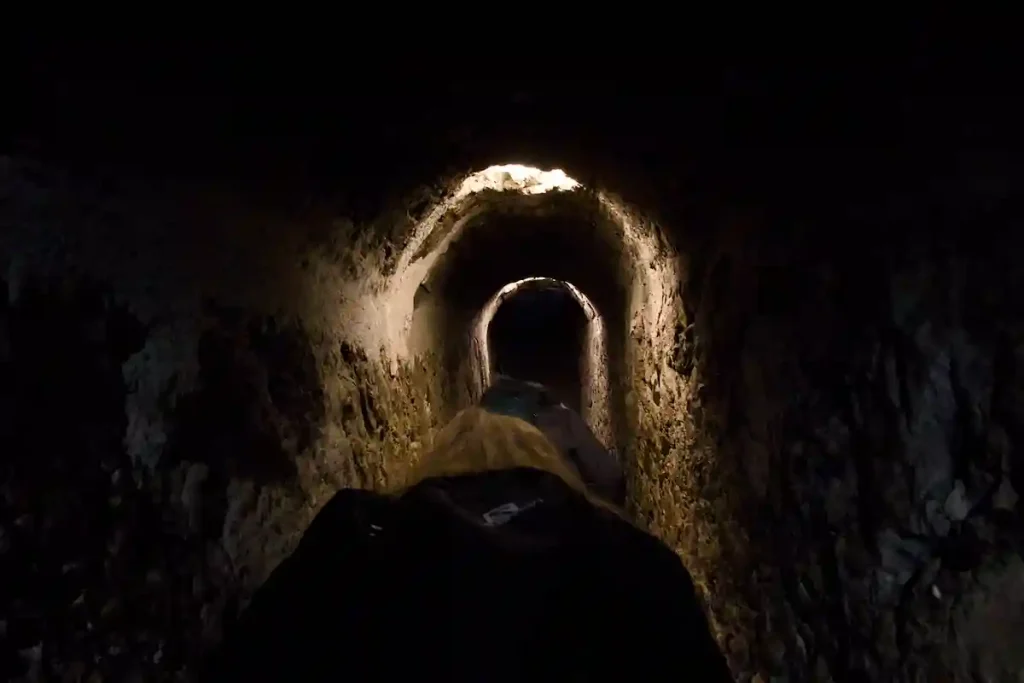 UPPFÖR EN DOLD TRAPPA INUTI BORGMUREN.
