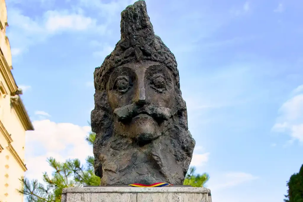 VLAD PORTRÄTTERAD UTANFÖR EN KYRKA I SIGHISOARA.