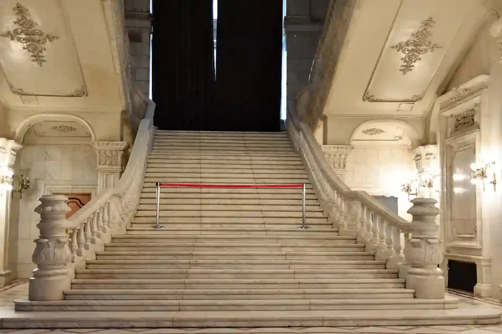 TRAPPAN FICK GÖRAS OM SÅ ATT DIKTATORN KUNDE SKRIDA VÄRDIGT NEDFÖR DEN.