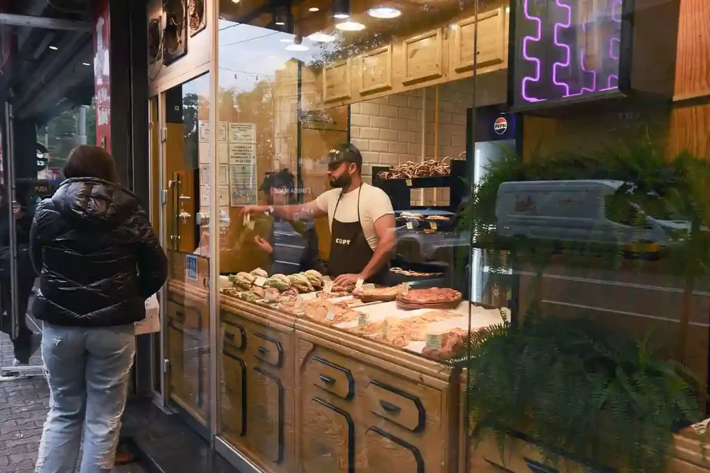 BAGERIERNA HAR EN LUCKA I FÖNSTRET FÖR FOLK SOM VILL KÖPA BRÖD MED FYLLNING.