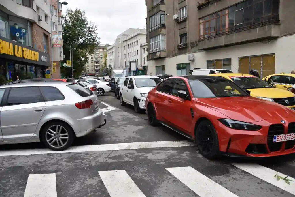 STAN ÄR ÖVERFULL AV BILTRAFIK OCH PARKERING SKER VAR OCH HUR SOM HELST.