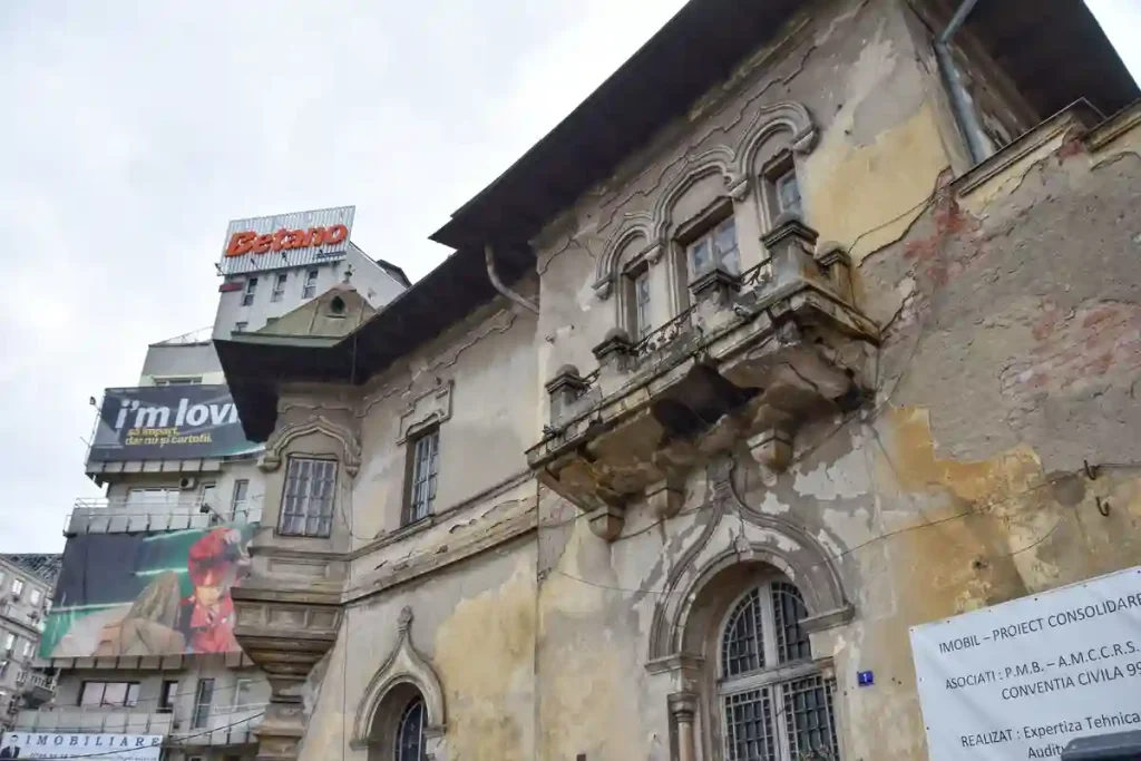 ETT AV ALLA GAMLA HUS SOM FÖRFALLER