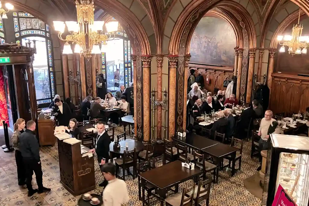 CARU CU BERE, POPULÄR KROG INRYMD I ETT GAMMALT BRYGGERI