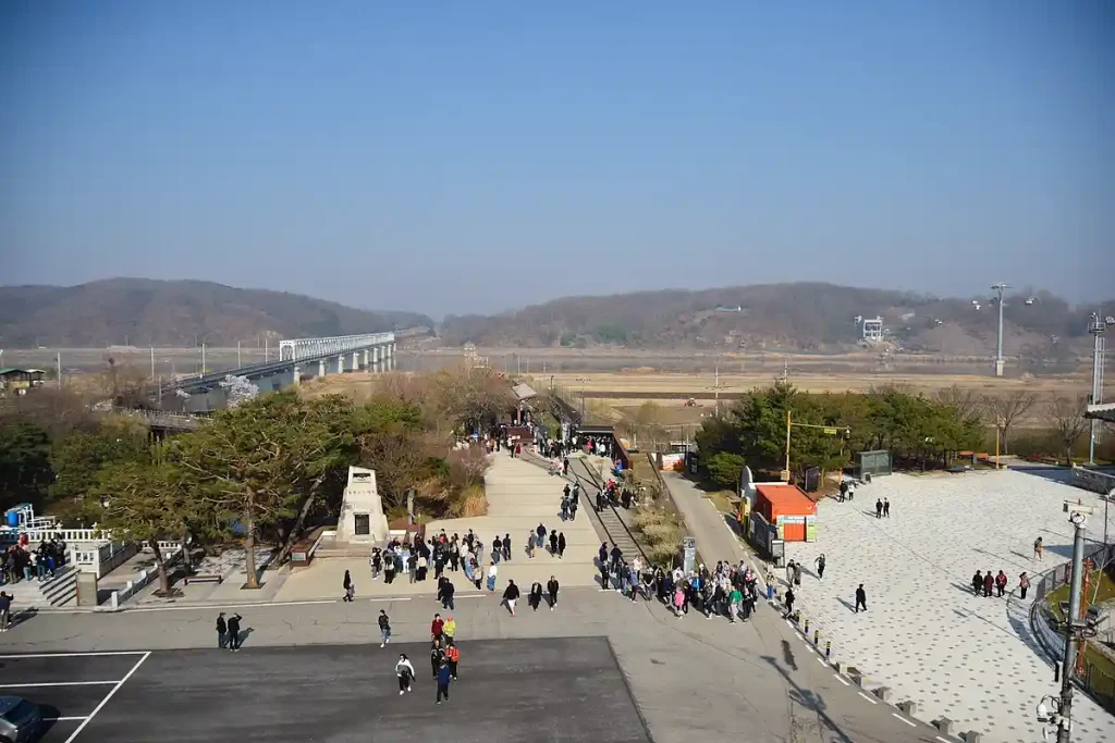 UTSIKT MOT NORR. GAMLA JÄRNVÄGSSPÅR HAR SPARATS.