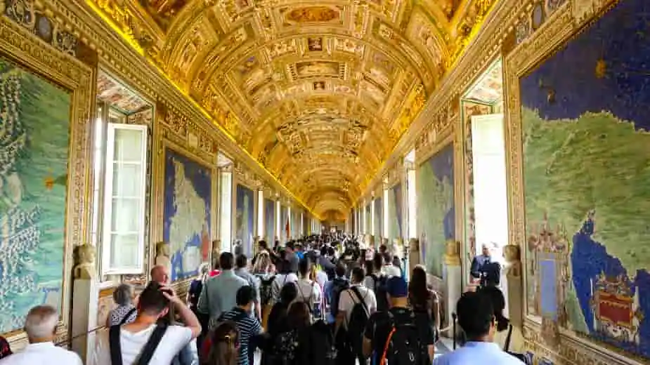 VARJE MILLIMETER ÄR TÄCKT AV KONST.