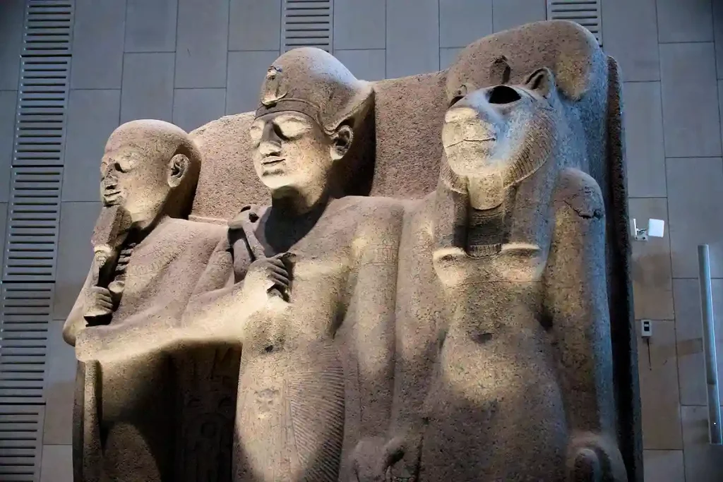 RAMSES II MED SINA POLARE GUDEN PTAH OCH GUDINNAN SEKHMET.