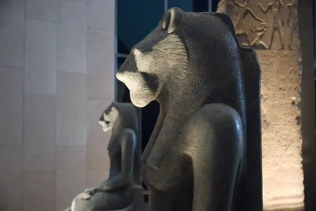 TVÅ SEKHMET TILL, HON VAR GUDINNA ÖVER KRIG OCH FÖRSTÖRELSE.