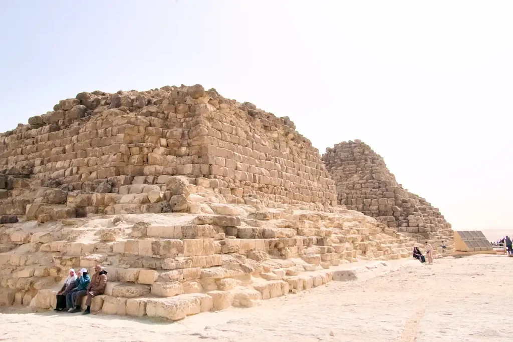 DROTTNING HETEPHERES I ANSES HA BEGRAVTS I DENNA NU DELVIS RASERADE PYRAMID.