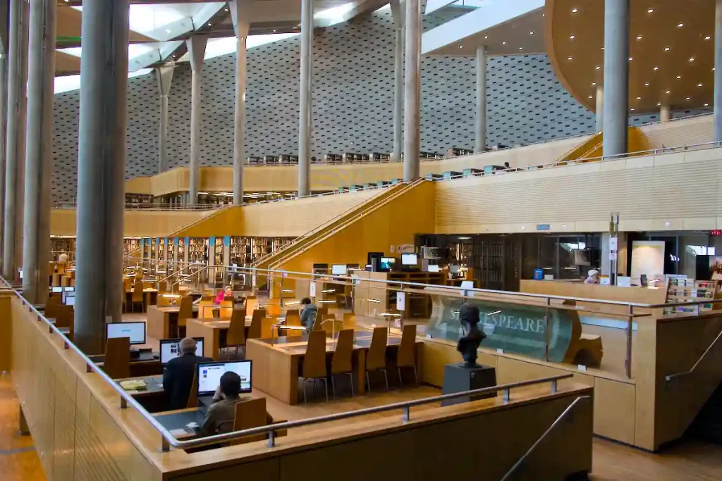BIBLIOTEKSAVDELNINGAR UNDER SKIVAN.