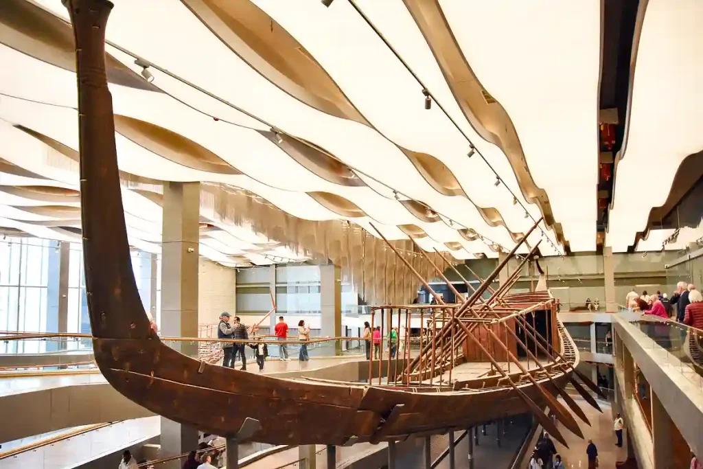 EN AV BÅTARNA VID KHUFUS PYRAMID, BEGRAVD FÖR FARAON ATT SEGLA IN I DÖDSRIKET MED.