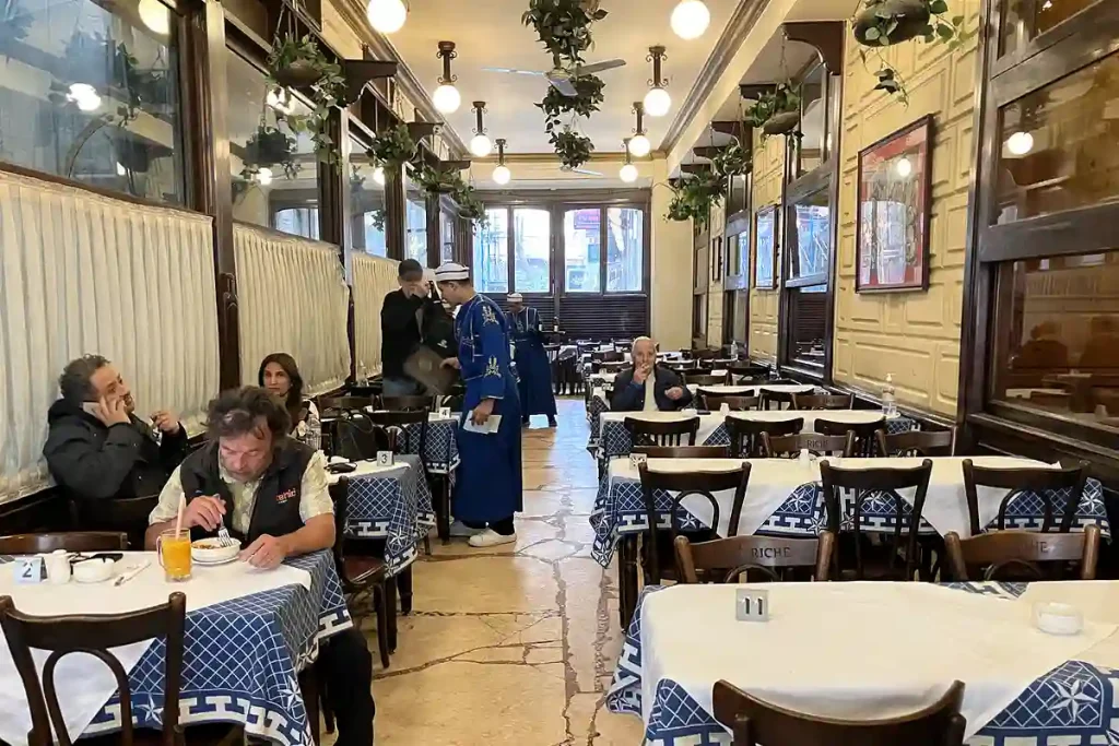 RESTAURANGEN PÅ CAFE RICHE ÄR ENKEL. OCH DET ÄR MATEN OCKSÅ.