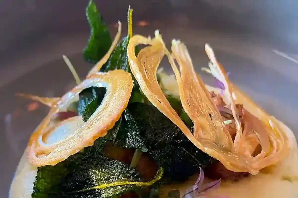 VACKER OCH GOD MATSKULPTUR.