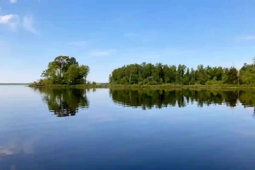 NÄR SJÖN LIGGER SOM EN SPEGEL
