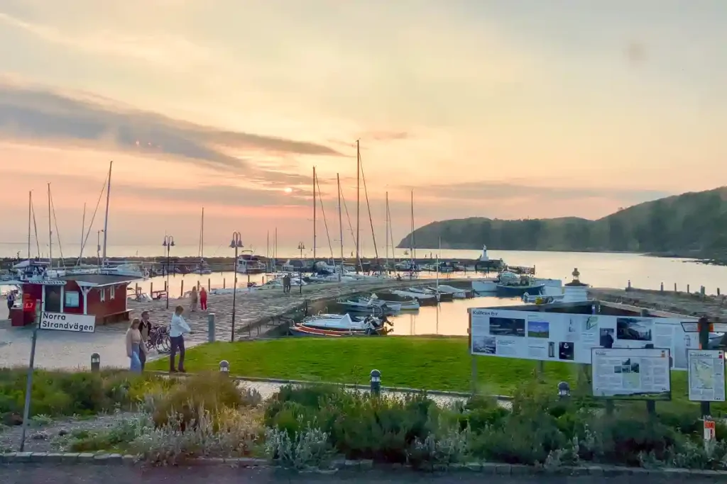 MÖLLE HAMN I KVÄLLNINGEN.