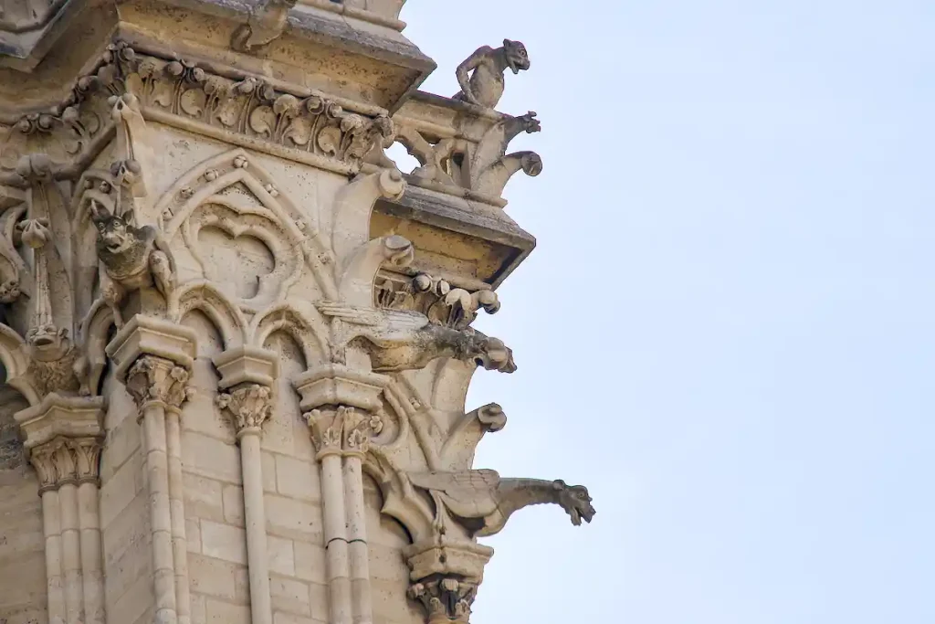 SPYGATTERNA SOM VI MINNS DEM FRÅN RINGAREN I NOTRE DAME.