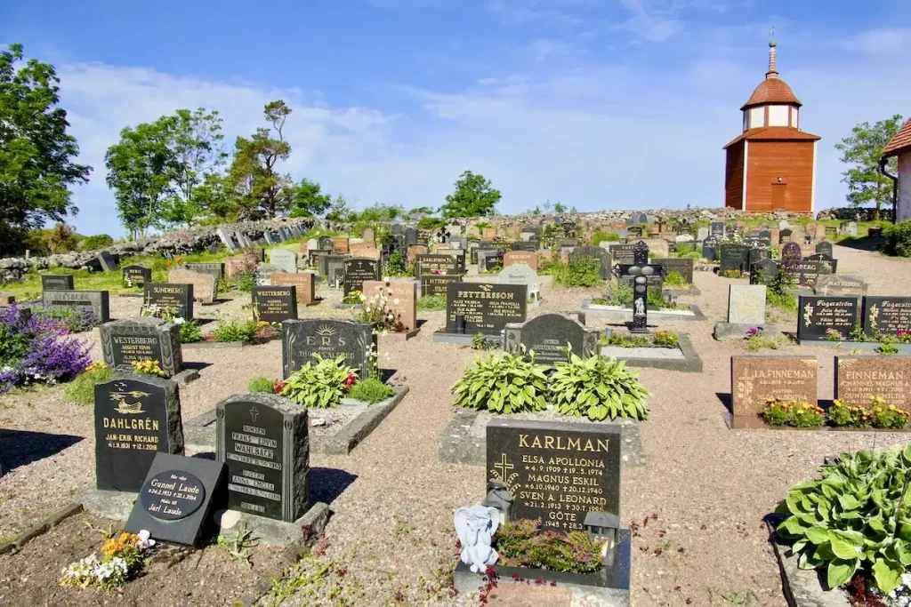 KYRKOGÅRDEN VID ST ANNA.
