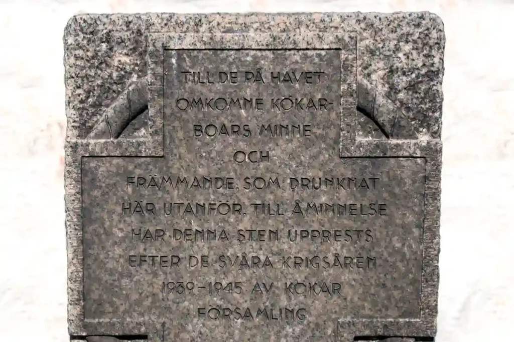 TEXT PÅ EN MINNESTEN VID KYRKAN.