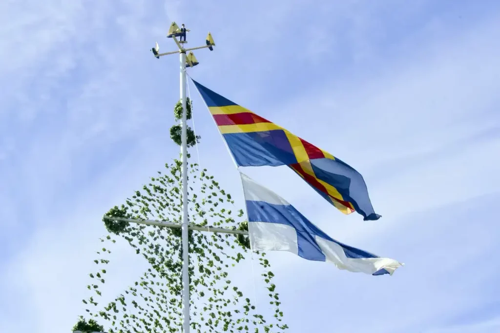 ÅLANDS FLAGGA ÖVERST, FINDLANDS, LITE MINDRE, NEDANFÖR.