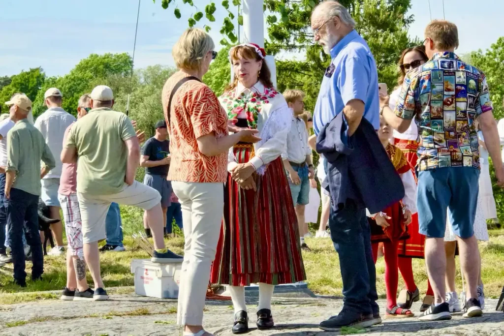 FOLKDRÄKT FINNS ÄVEN HÄR.