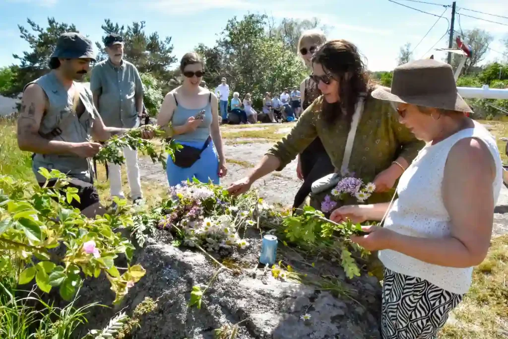 VID SIDAN OM SKAPAS EN KRANSVERKSTAD.