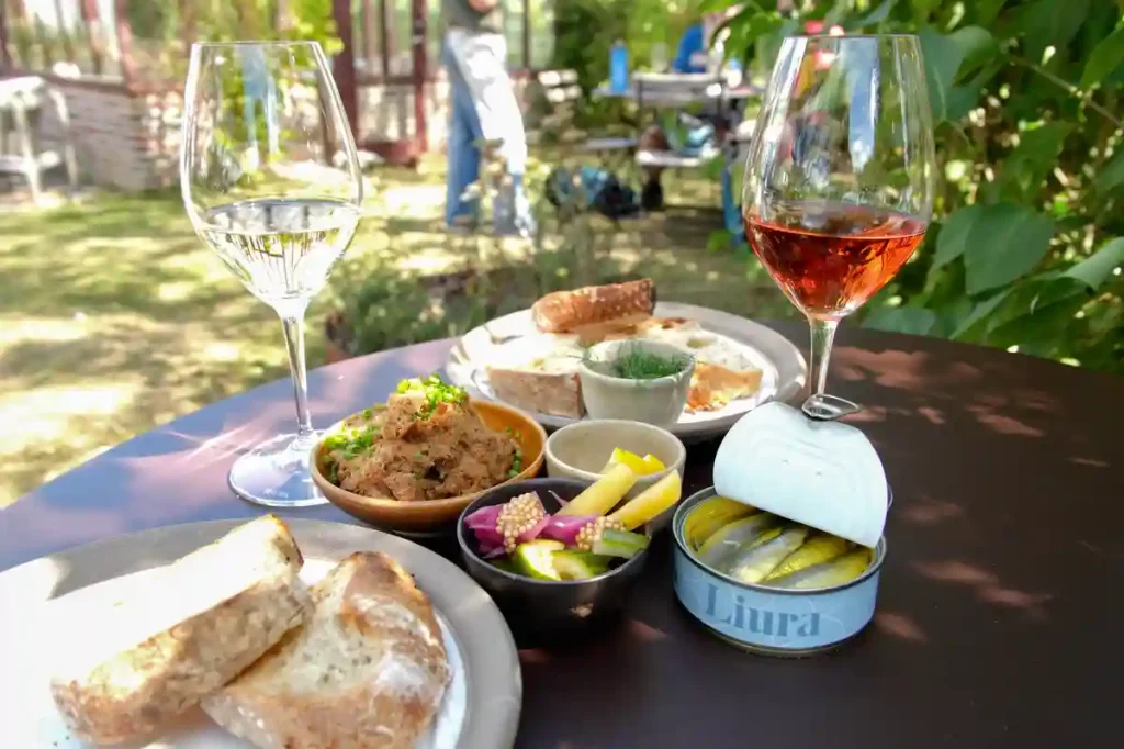 HÄRLIGA SMÅRÄTTER OCH GÅRDENS VIN.