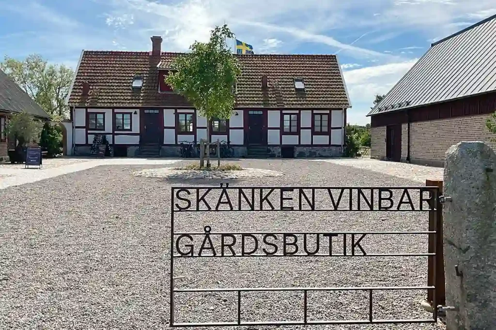 GÅRDSPLAN MED VINMAKERIET TILL HÖGER.