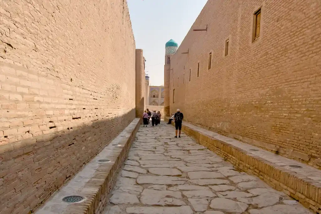 MELLAN PALATSEN OCH MADRASSORNA KAN DET VARA TRÅNGT.