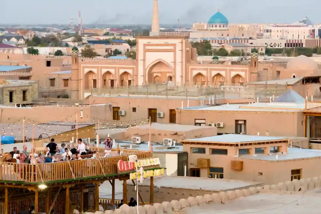 SOLNEDGÅNG ÖVER KHIVA. VÅR FAVORITKROG NERE TILL VÄNSTER.