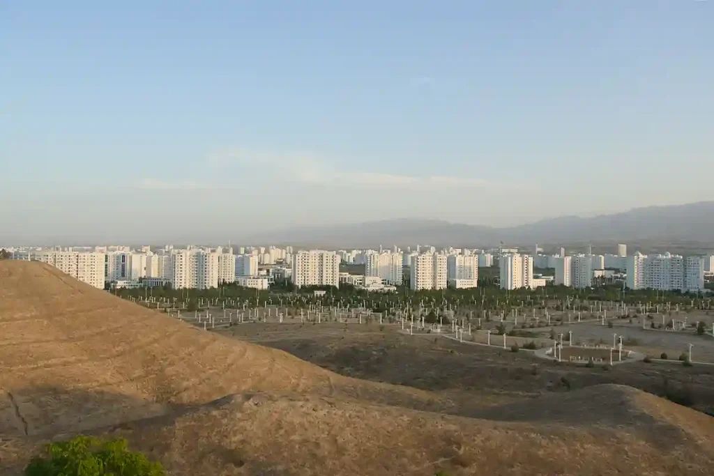 ASHGABAT FRÅN EN KULLE UTANFÖR STAN.