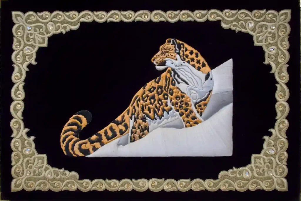 BRODERI MED SNÖLEOPARD, LITE AV NATIONALDJUR HÄR.