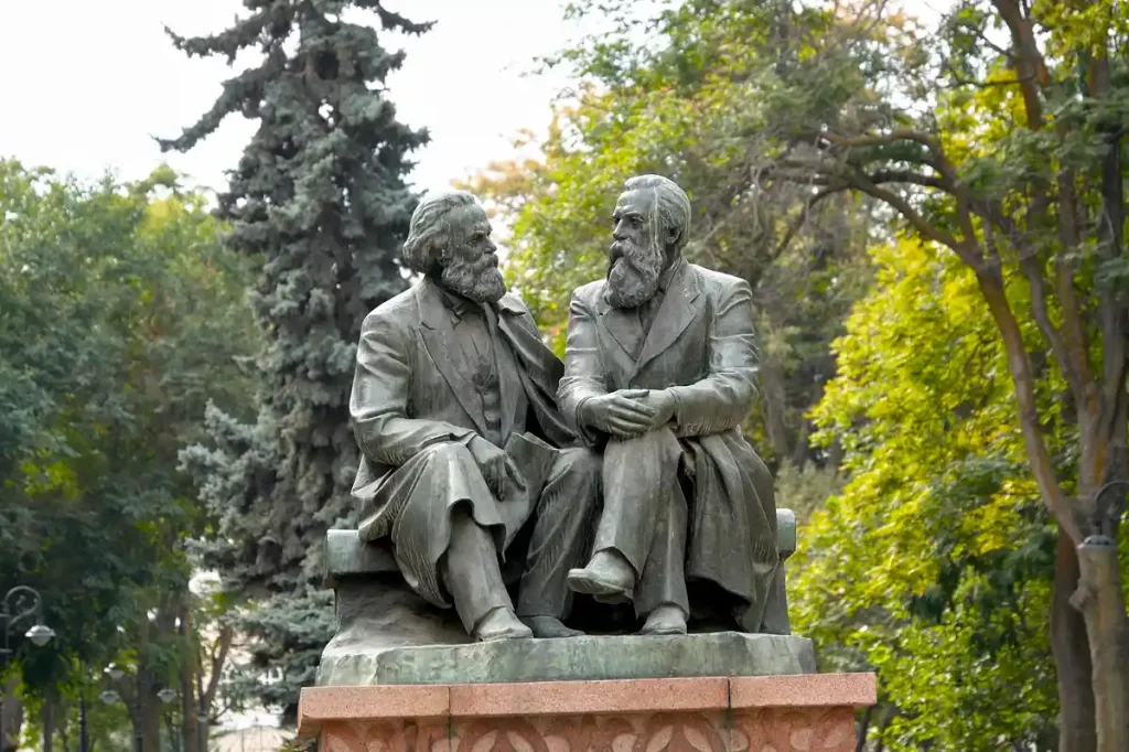 OCH HÄR SITTER MARX OCH ENGELS OCH SAMSPRÅKAR.
