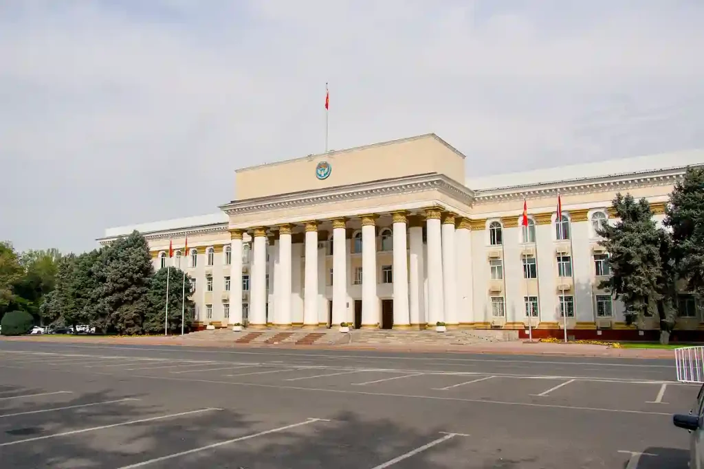 REGERINGSBYGGNADEN I BISHKEK, KIRGIZISTAN.