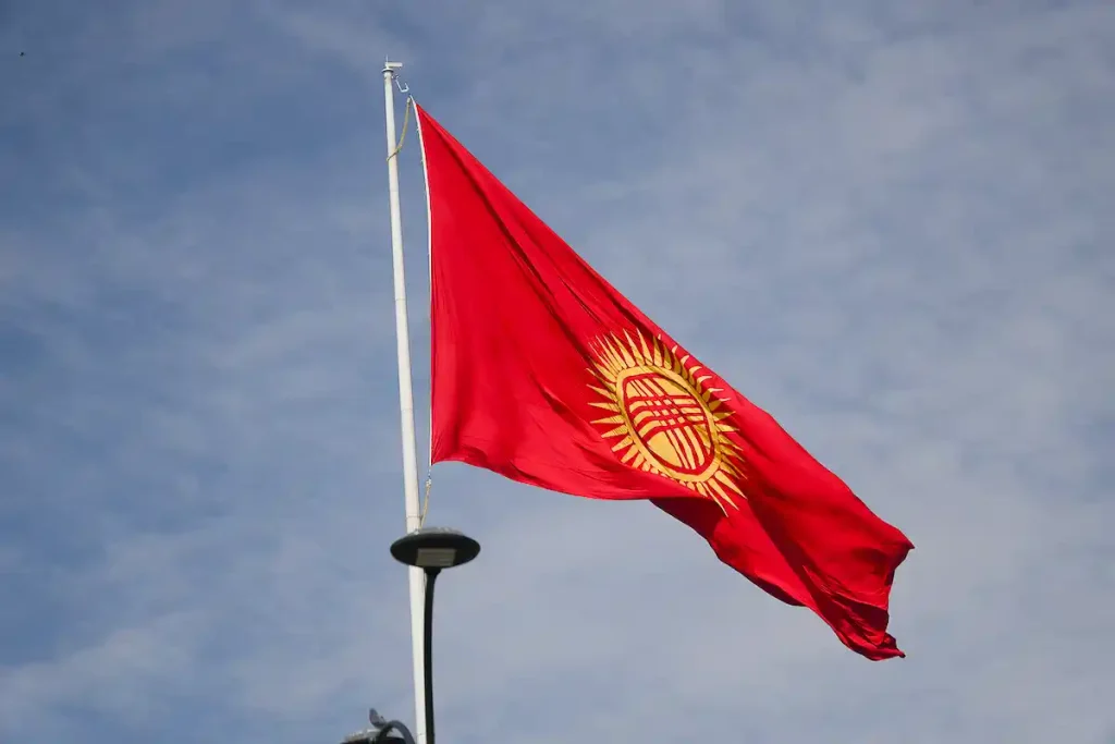 KIRGIZISTANS FLAGGA, EN SOL MED 40 STRÅLAR, SOM REPRESENTERAR 40 NOMADSTAMMAR SOM HJÄLTEN MANAS ENADE.