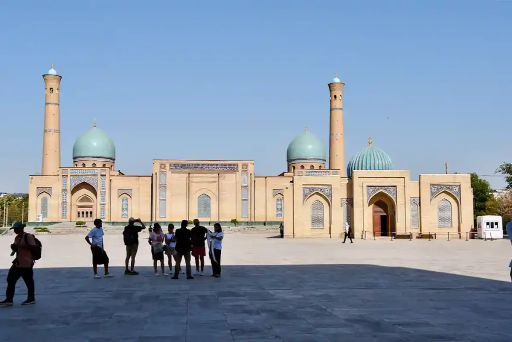 HAZRATI IMAM-MOSKÉN OCH MOYI MUBARAK-MADRASSAN FRAMFÖR.