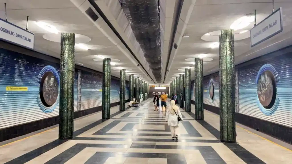 KOSMONAVTLAR-STATIONEN, MED PORTRÄTT PÅ RYSKA KOSMONAUTER.