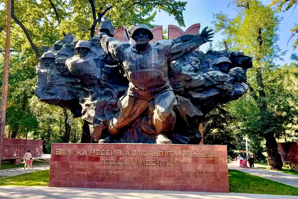 DE 28 VÄKTARNAS MONUMENT.