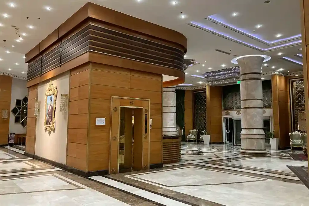 HOTELLETS LOBBY.